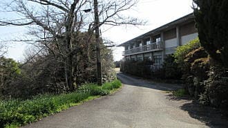 寺務所の建物近く